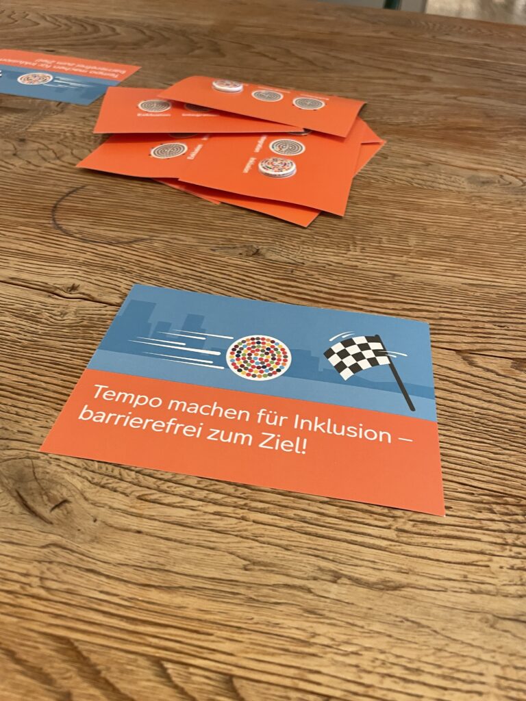 Postkarte Aktion Mensch "Tempo machen für Inklusion-barrierefrei zum Ziel!"