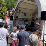 Menschen tanzen vor der Bühne