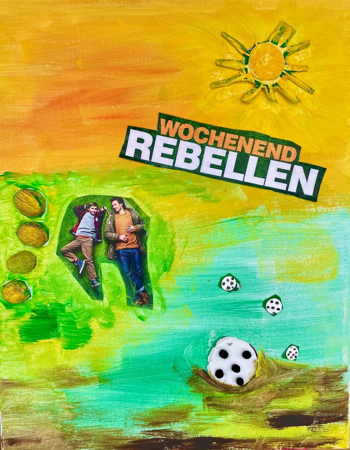 Gemaltes Kinoplakat mit Vater und Sohn, die auf einem Rasen liegen, einem gelben Sonnenmotiv und dem Schriftzug 'WOCHENEND REBELLEN'