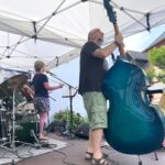 Auf der Bühne stehen eine Sängerin und ein Mann mit Kontrabass.