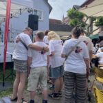 Der Chor steht vor der Bühne und wartet auf seinem Auftritt