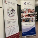 Zwei Roll-up-Banner stehen nebeneinander.