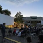 Zuschauer vor der Leinwand in der Abenddämmerung